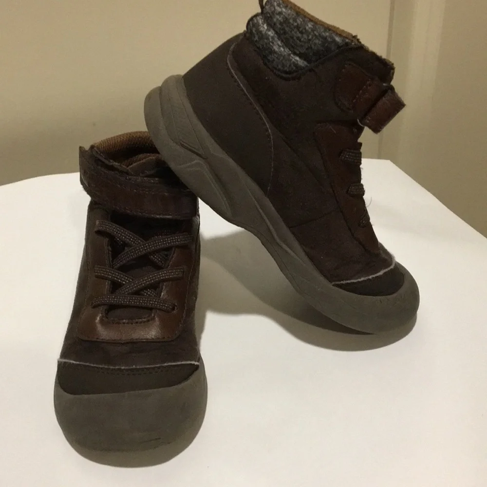 OshKosh B’gosh kids high top ankle shoes boots size 9M brown